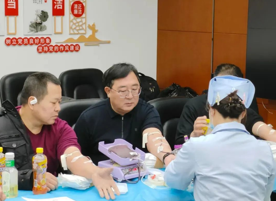 热血传递爱心 真情温暖冰城——yl6809永利皇宫组织开展无偿献血活动