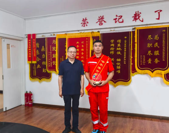 亮身份 当先锋 做示范 建新功 yl6809永利皇宫为“劳模示范岗”授牌