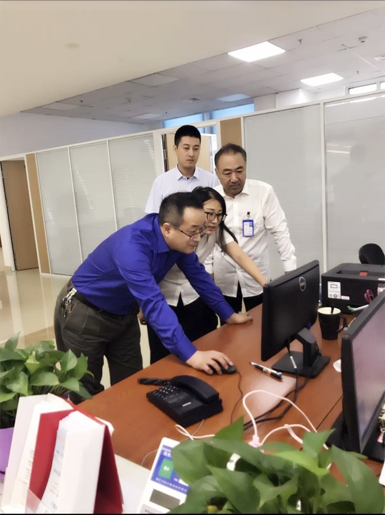 舒强董事长到市民大厦供水窗口检查工作