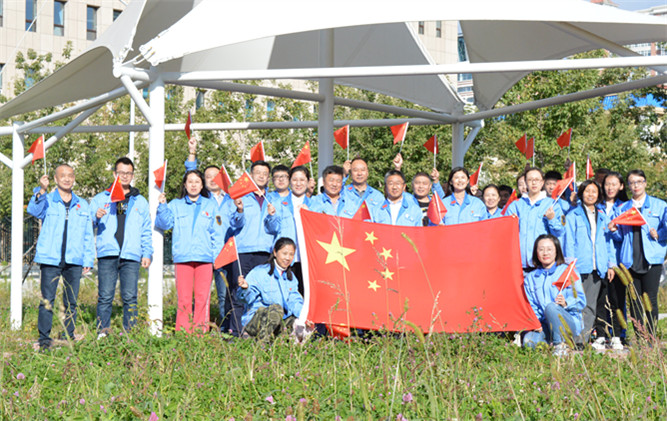 哈西净水厂党支部组织开展“我和国旗同框”活动