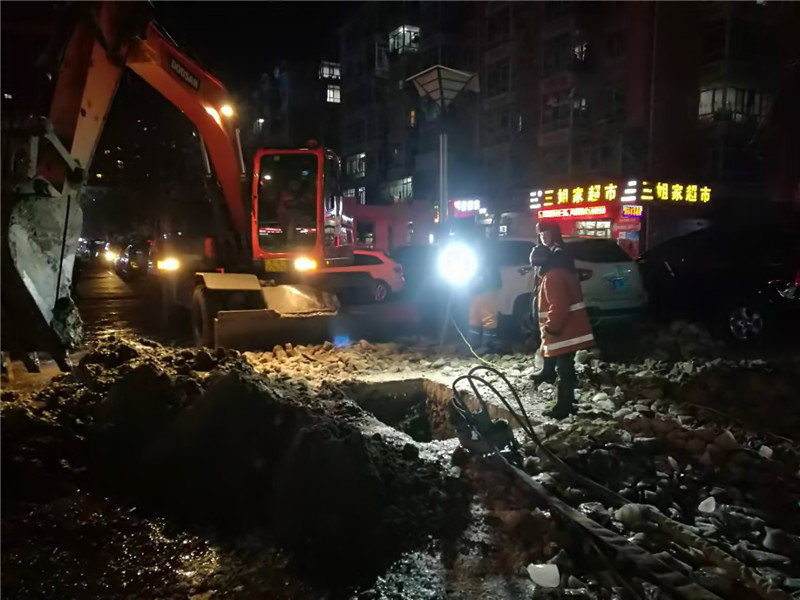 道外营业分公司寒冬天连夜抢修市政供水管线