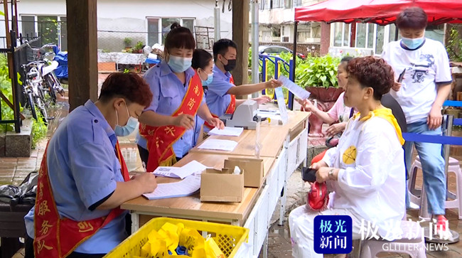 我为群众办实事——供水 “营业厅”搬进小区 居民家门口办理业务