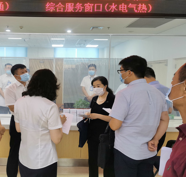 省住建厅二级巡视员康凤莉带队到市民大厦水热气报装窗口“走流程”