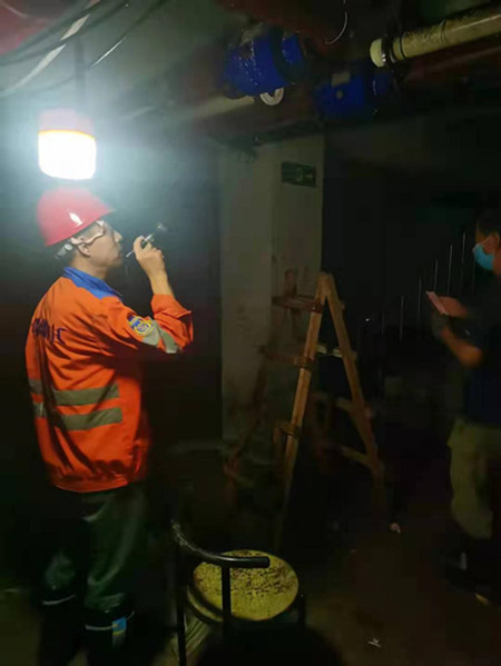 “共管期”内供水管线爆裂物业不管，供水公司连夜抢修体现国企担当